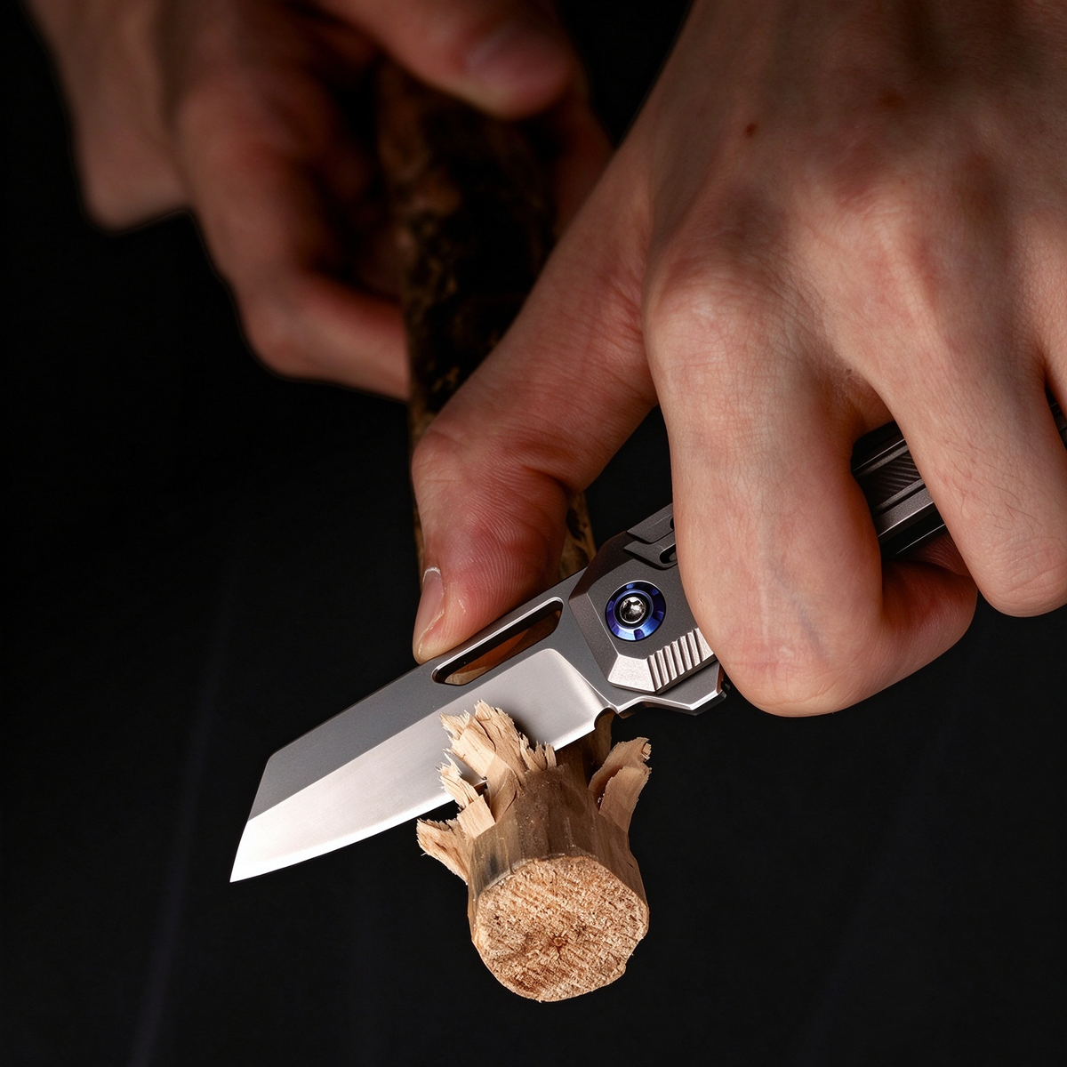 NanoMax 2.0 compact titanium box cutter