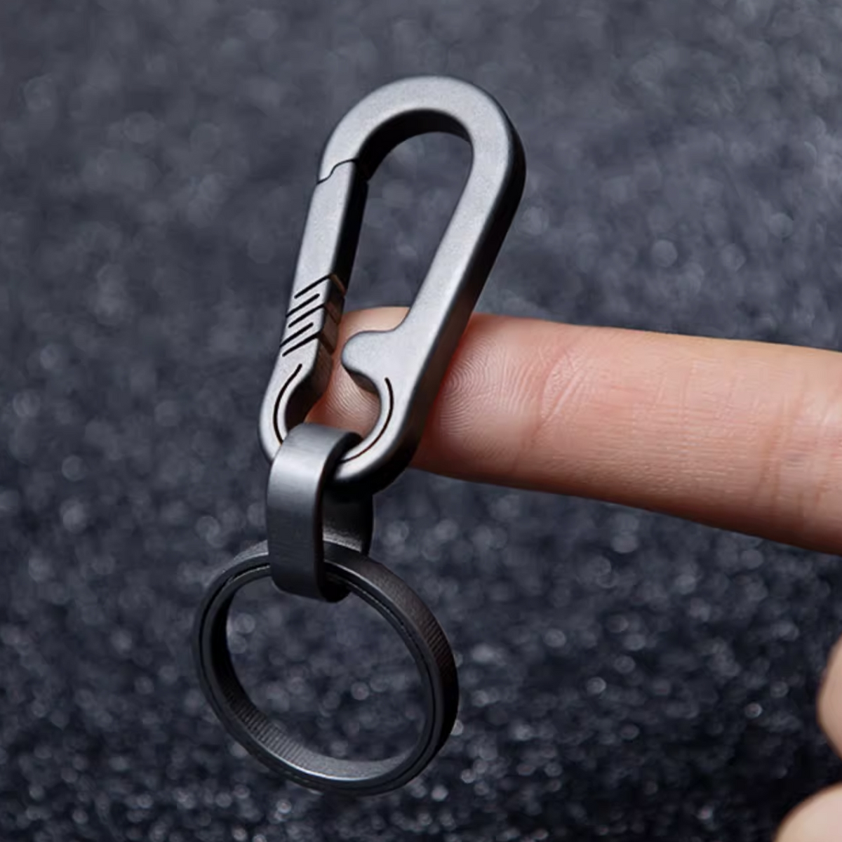 ACCESSOIRES EN OPTION: Porte-clés à dégagement rapide en titane